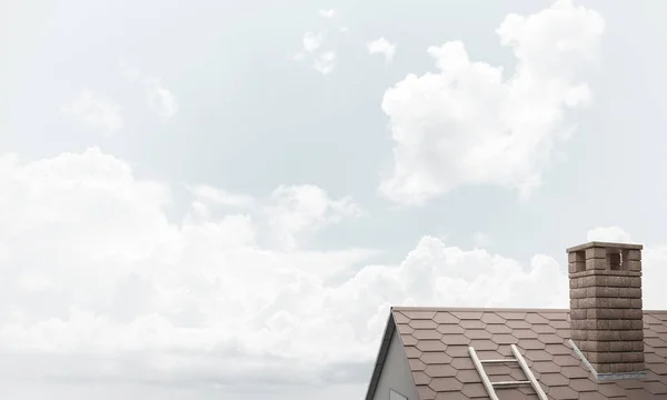 Telhado Tijolo Marrom Com Chaminé Contra Fundo Céu Azul Meios — Fotografia de Stock