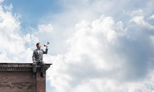 Jungunternehmer sitzt auf Dach — Stockfoto