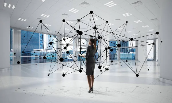 Elegante Geschäftsfrau in modernem Bürointerieur — Stockfoto