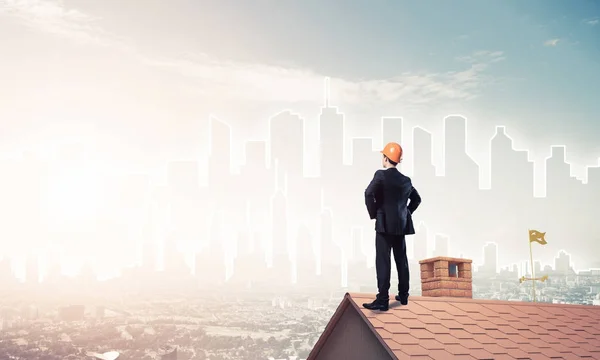 Uomo d'affari in piedi sul bordo del tetto — Foto Stock