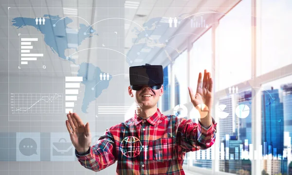 Killen bär virtuellt headset — Stockfoto