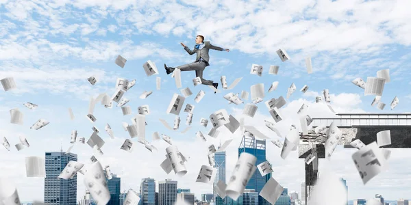 Cityscape arka planda, 3d render ile zorlukların üstesinden sembolü olarak beton köprü kağıt belgeleri uçan ile gap üstünden atlayarak işadamı