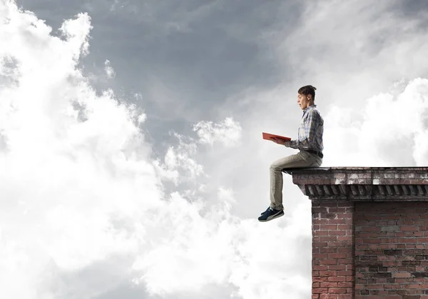 Joven Casual Sentado Parapeto Con Libro Rojo Las Manos — Foto de Stock