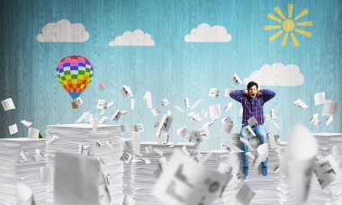 Gündelik giysili genç adam. 