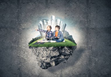  yüzen ada ve çocuk