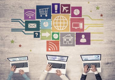 Bir grup insan elinde aygıtlarla 