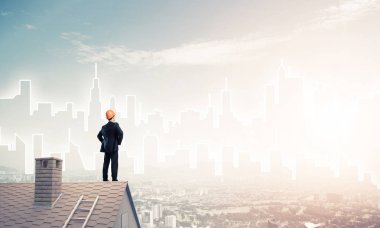 Çatıda duran mühendisi