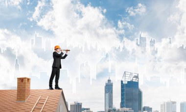 adam çatıda spyglass içinde arıyorum