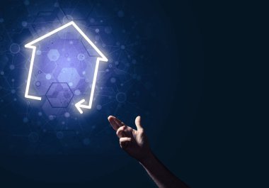 parlayan ev simgesini dokunmadan adam