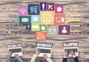 Bir grup insan elinde aygıtlarla 