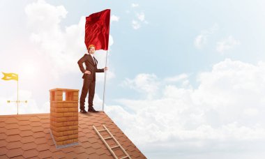 evin çatısında duran işadamı