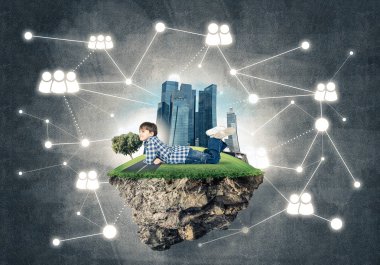 yüzen ada ve mutlu çocuk