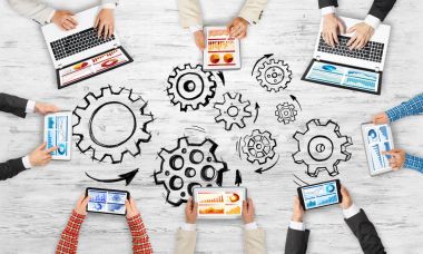 Bir grup insan elinde aygıtlarla