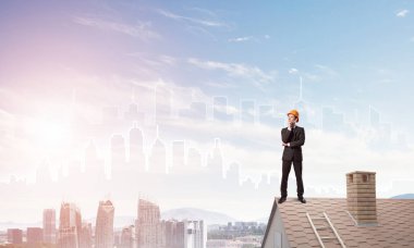 Çatıda duran mühendisi