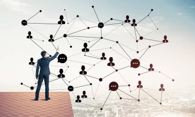 adam çatıda sırt ile ayakta 