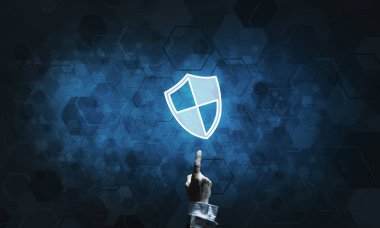 Güvenlik ve koruma hakkında kavram olarak kalkan parlayan simgesi dokunmadan el