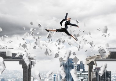 İş kadını boşluğu atlama