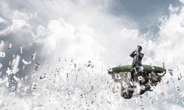 Genç Adası'nda oturan ve avuç içi gözlerle kapsayan bir işadamı şok