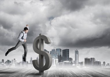 Öfkeli genç işadamı gürültüyle çarpmak ile dolar sembol modern cityscape karşı taş yumruk olacak