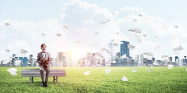 komik adam kırmızı gözlük