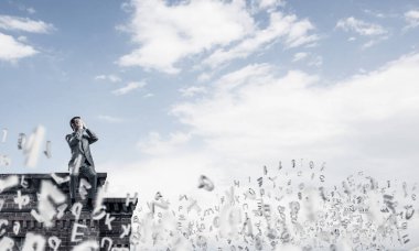 Genç üstüne oturan ve avuç içi gözlerle kapsayan bir işadamı şok