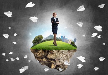 Yeşil yüzen ada üzerinde duran işkadını