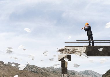 Genç takım elbise ve kask mühendisi