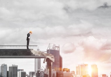 Genç takım elbise ve kask mühendisi