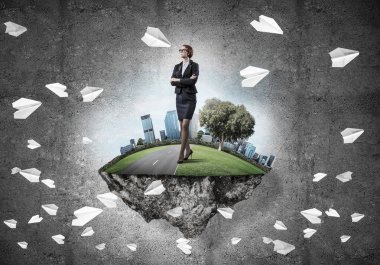 Yeşil yüzen ada üzerinde duran işkadını