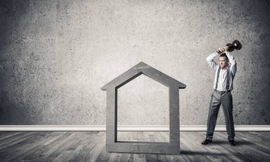 Kararlı iş adamı keman evinin beton figüründen kurtulacak.