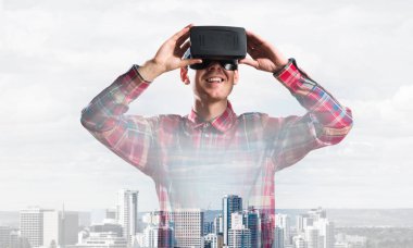 Sanal gerçeklik kulaklığı olan adam. 