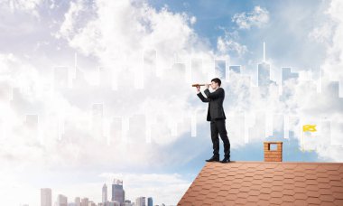 adam çatıda spyglass içinde arıyorum