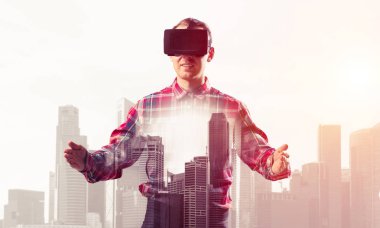 Sanal gerçeklik kulaklığı olan adam. 