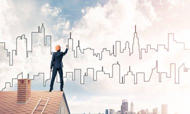 Mühendis adam evin çatısında ayakta 