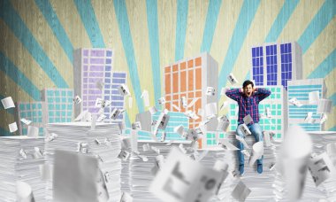 Gündelik giysili genç adam. 