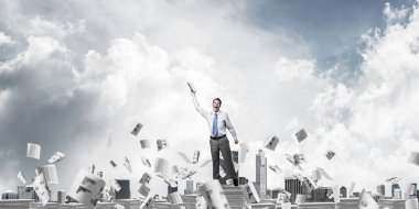 Kağıt belgeleri Clear sky ile arka plan üzerinde uçan arasında duran el kitabı ile uydurarak iş adamı. Karışık teknik.