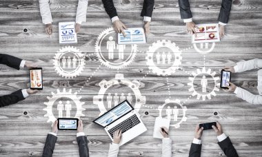 Bir grup insan elinde aygıtlarla