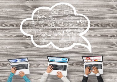 Bir grup insan elinde aygıtlarla