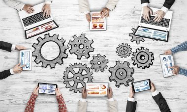 Bir grup insan elinde aygıtlarla