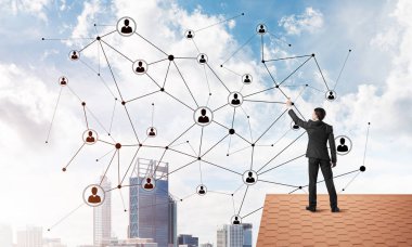 adam çatıda sırt ile ayakta 