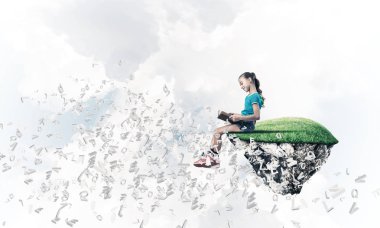 yüzen ada üzerinde kitap okuma kız