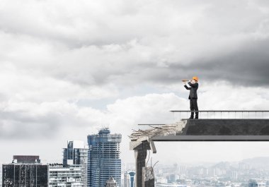 Genç takım elbise ve kask mühendisi