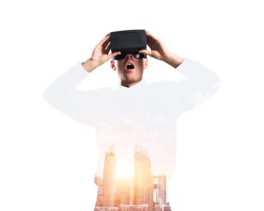 Sanal gerçeklik kulaklığı olan adam. 