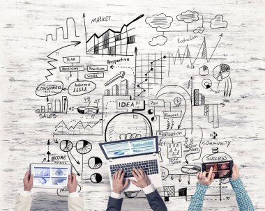 Bir grup insan elinde aygıtlarla 