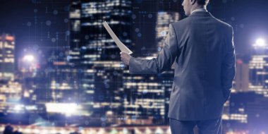 Arka ayakta işadamı