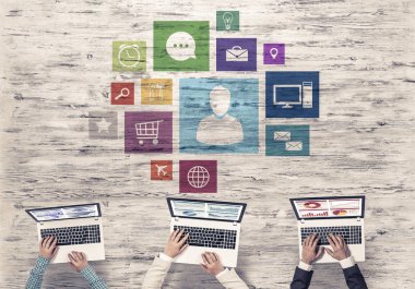 Bir grup insan elinde aygıtlarla 