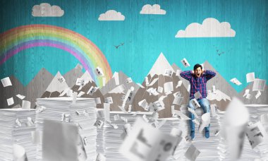 Gündelik giysili genç adam. 