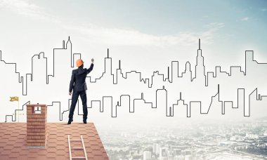 Mühendis adam evin çatısında ayakta 