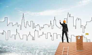 Mühendis adam evin çatısında ayakta 