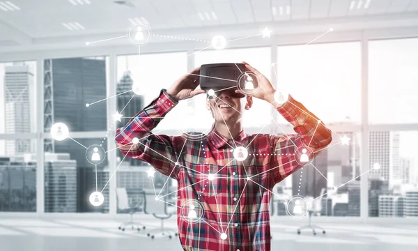 Homme avec casque de réalité virtuelle — Photo